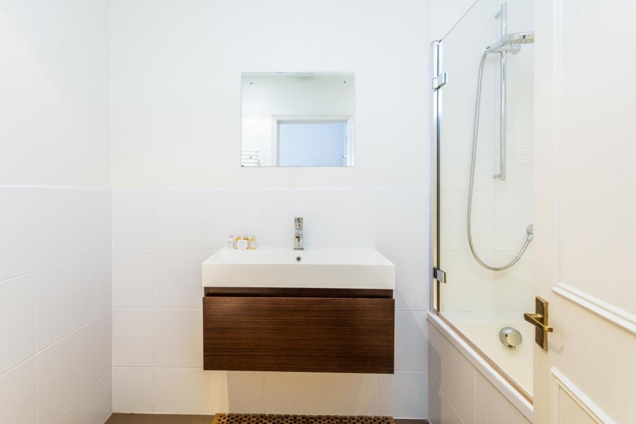 Bright And Spacious Notting Hill Nest