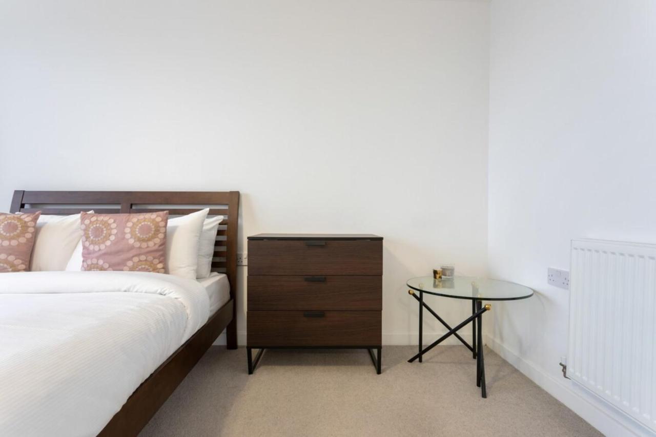 Modern 1 Bedroom Near Canary Wharf With Balcony * Londen