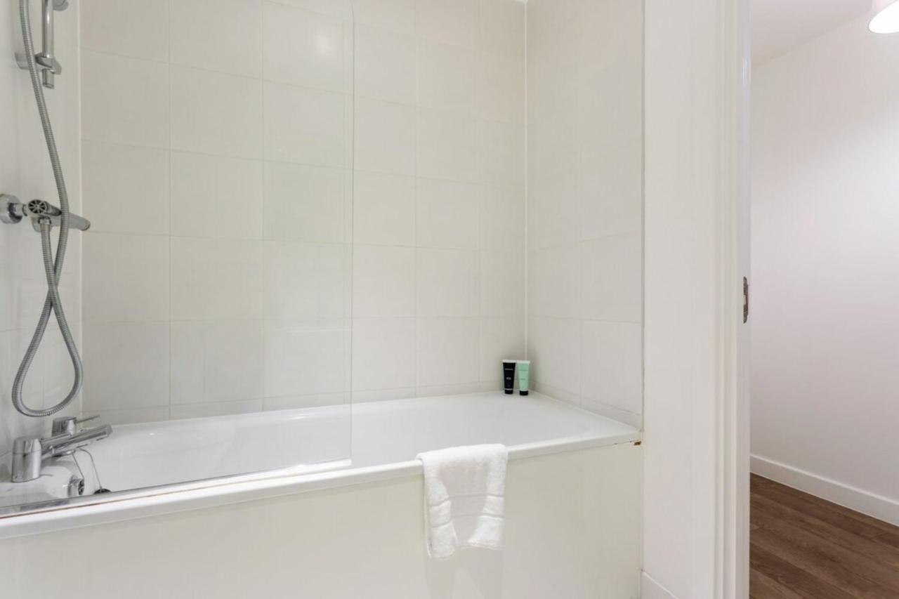 Appartement Modern 1 Bedroom Near Canary Wharf With Balcony Londen