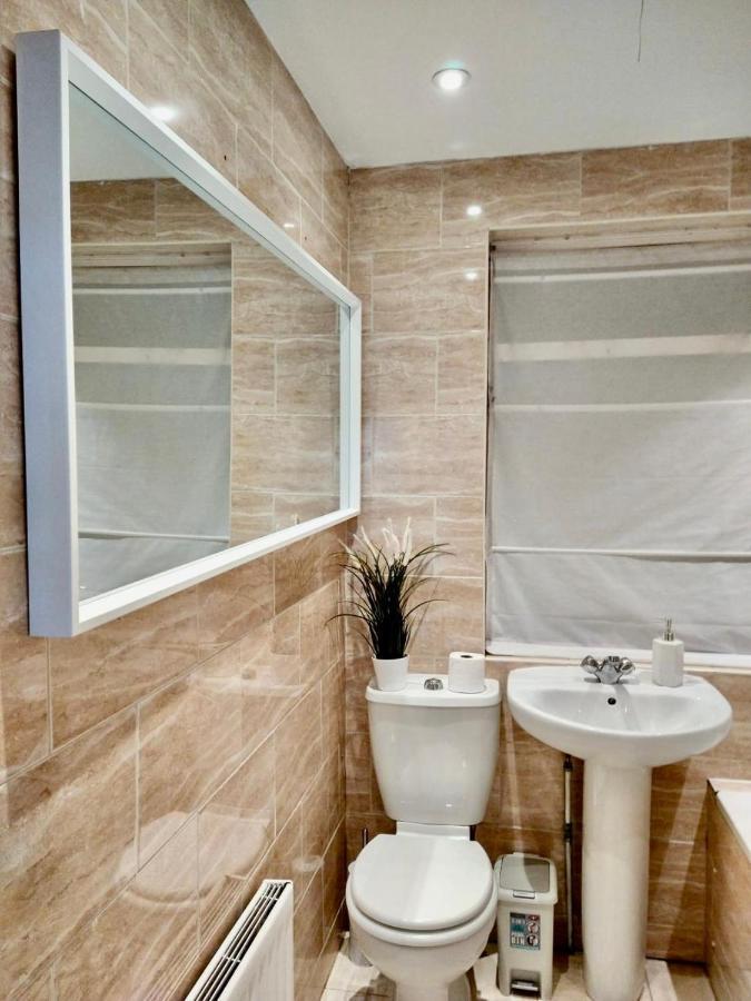 3 Cosy Homes Walking Distance To Mall With Parking Available To Book Separately 3 Bed House Or 1 Bed Or Holiday home *