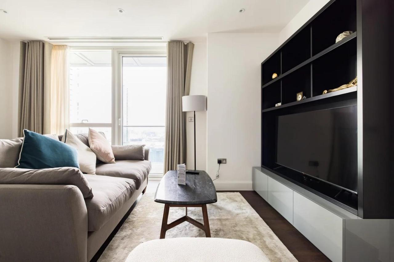 Charles Hope Canary Wharf South Quay Apartment *