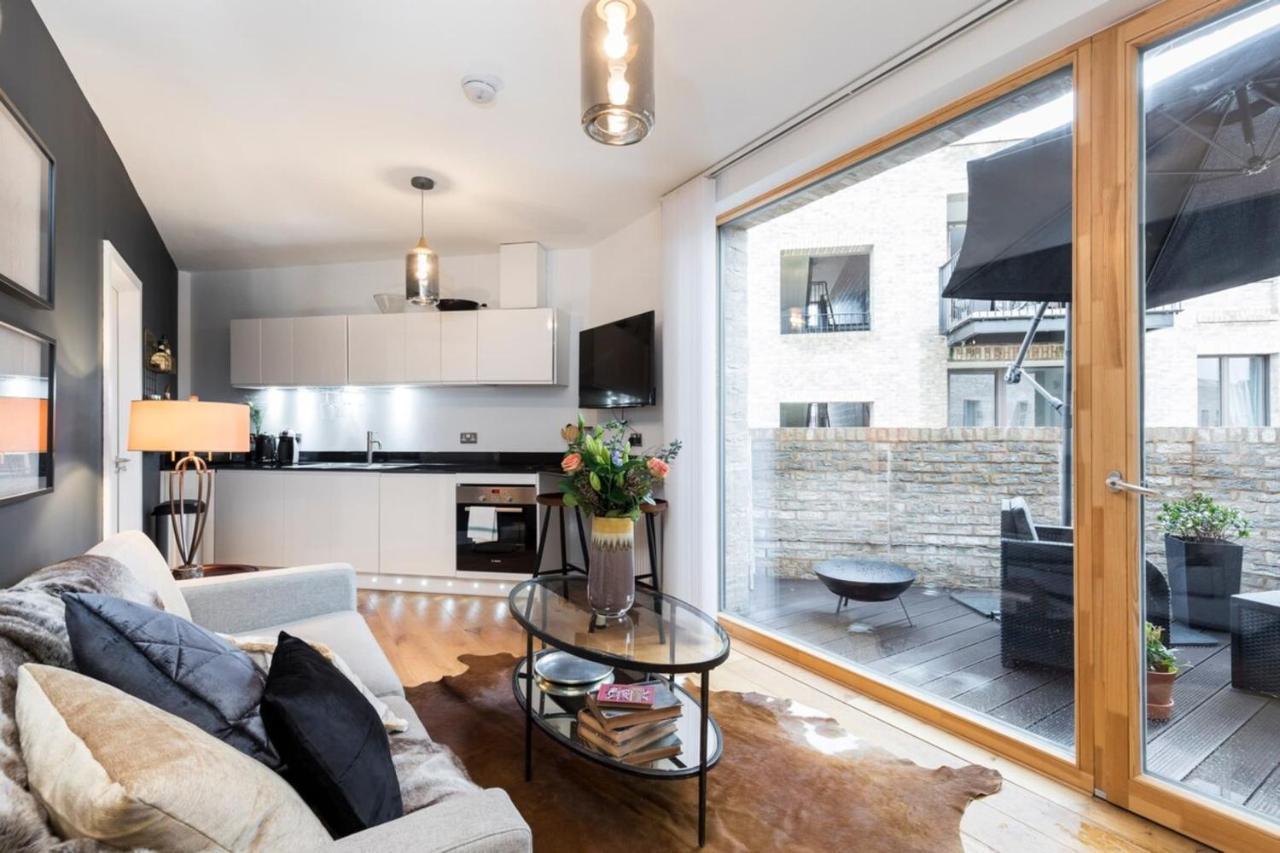 Modern & Designed 2 Bed Penthouse Apt Sleeps Five Londra