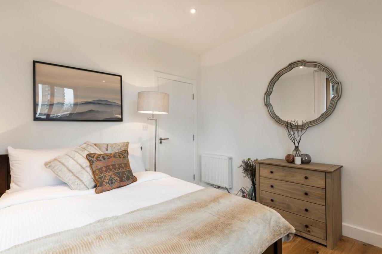 Modern & Designed 2 Bed Penthouse Apt Sleeps Five * Londra