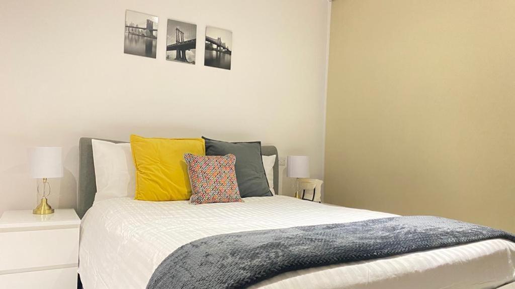 Spacious Modern Ensuite Bedroom Airport Alloggio in famiglia *