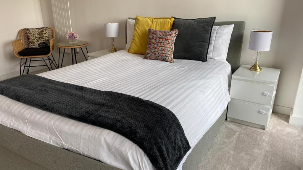 Spacious Modern Ensuite Bedroom Airport Londra