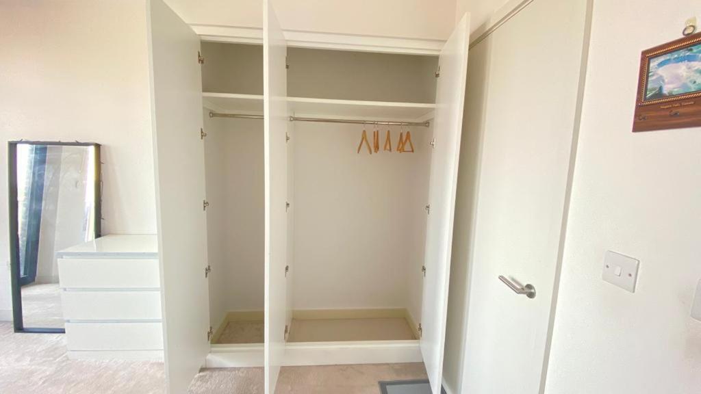 Spacious Modern Ensuite Bedroom Airport Alloggio in famiglia
