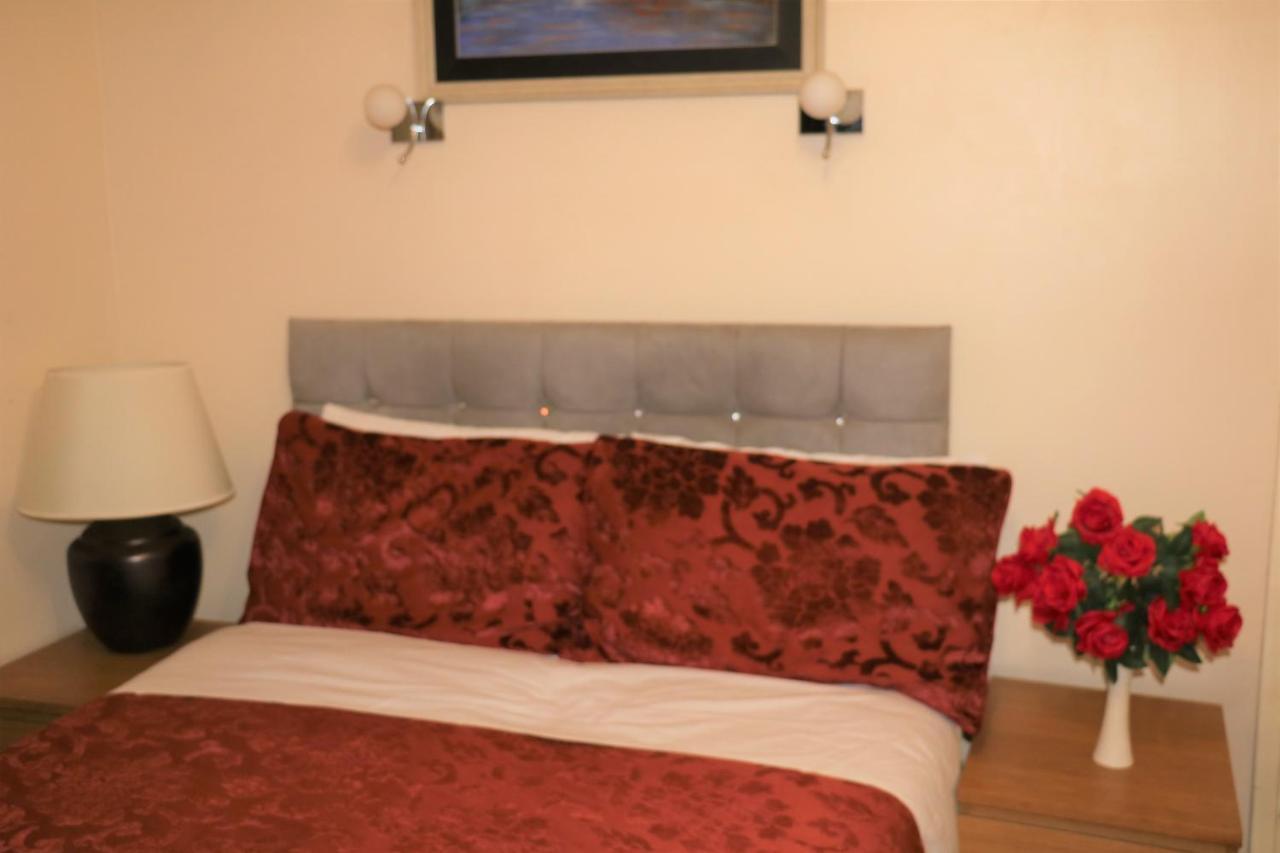 Barry House 3*