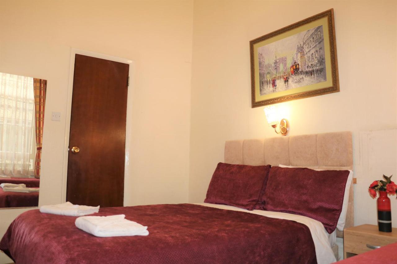 Barry House 3*