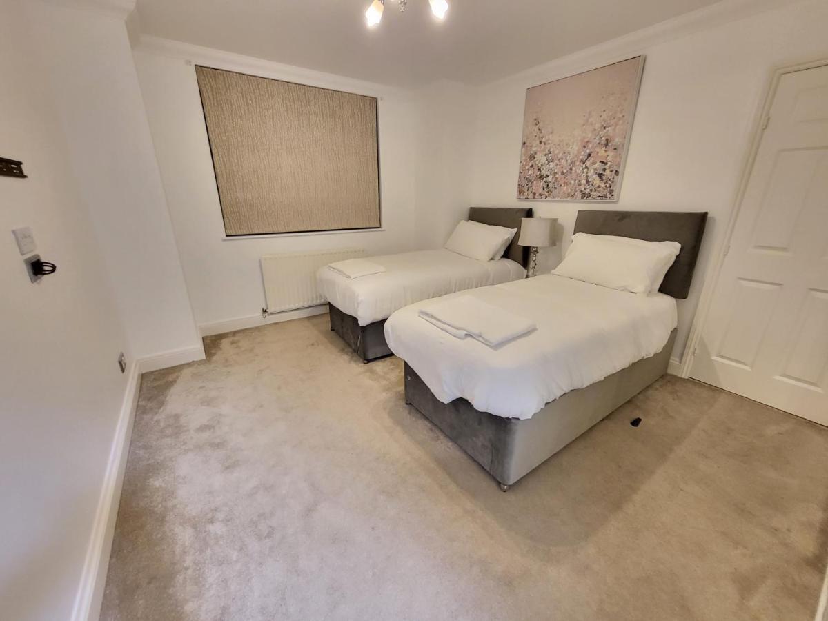 Garland Stylish 2 Bedroom A Minute Walk From Station Lägenhet London