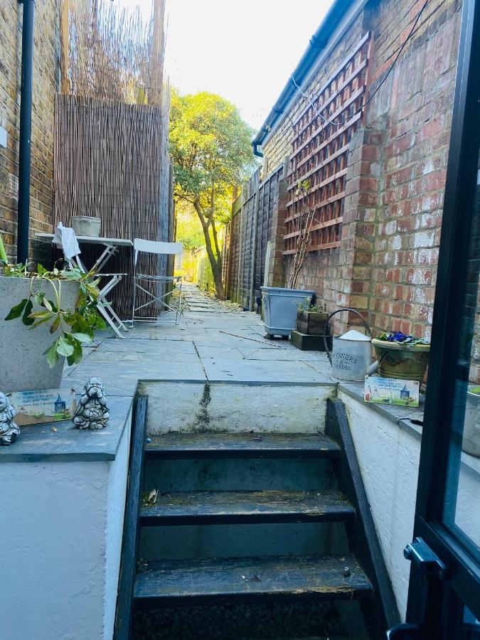 Stunning, Stylish Garden Flat In The Heart Of Wimbledon Apartment *