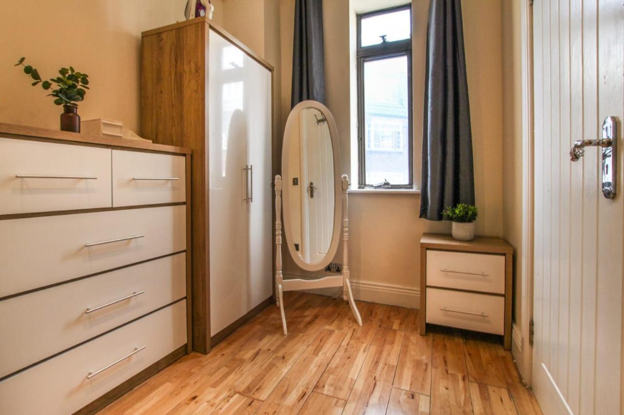 Rare Gem Close To Transport Links *