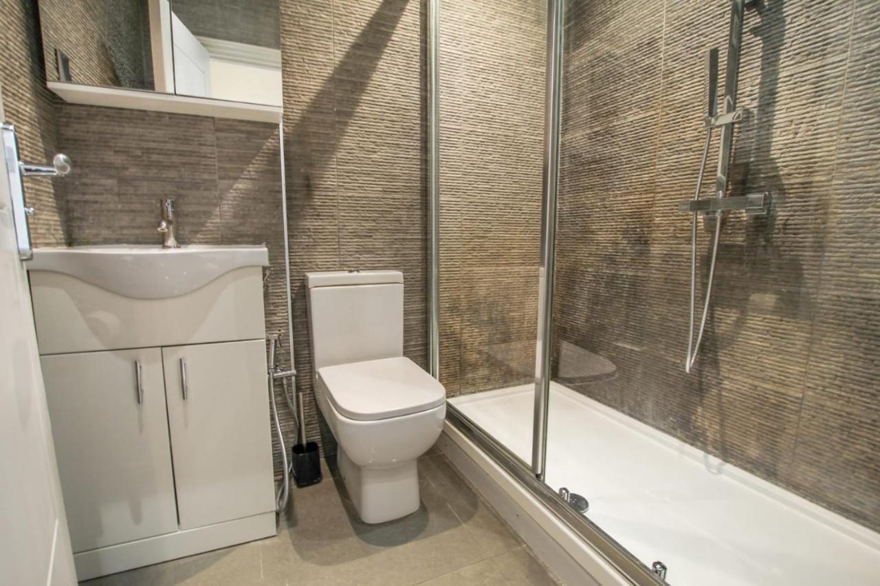 Rare Gem Close To Transport Links Apartment London