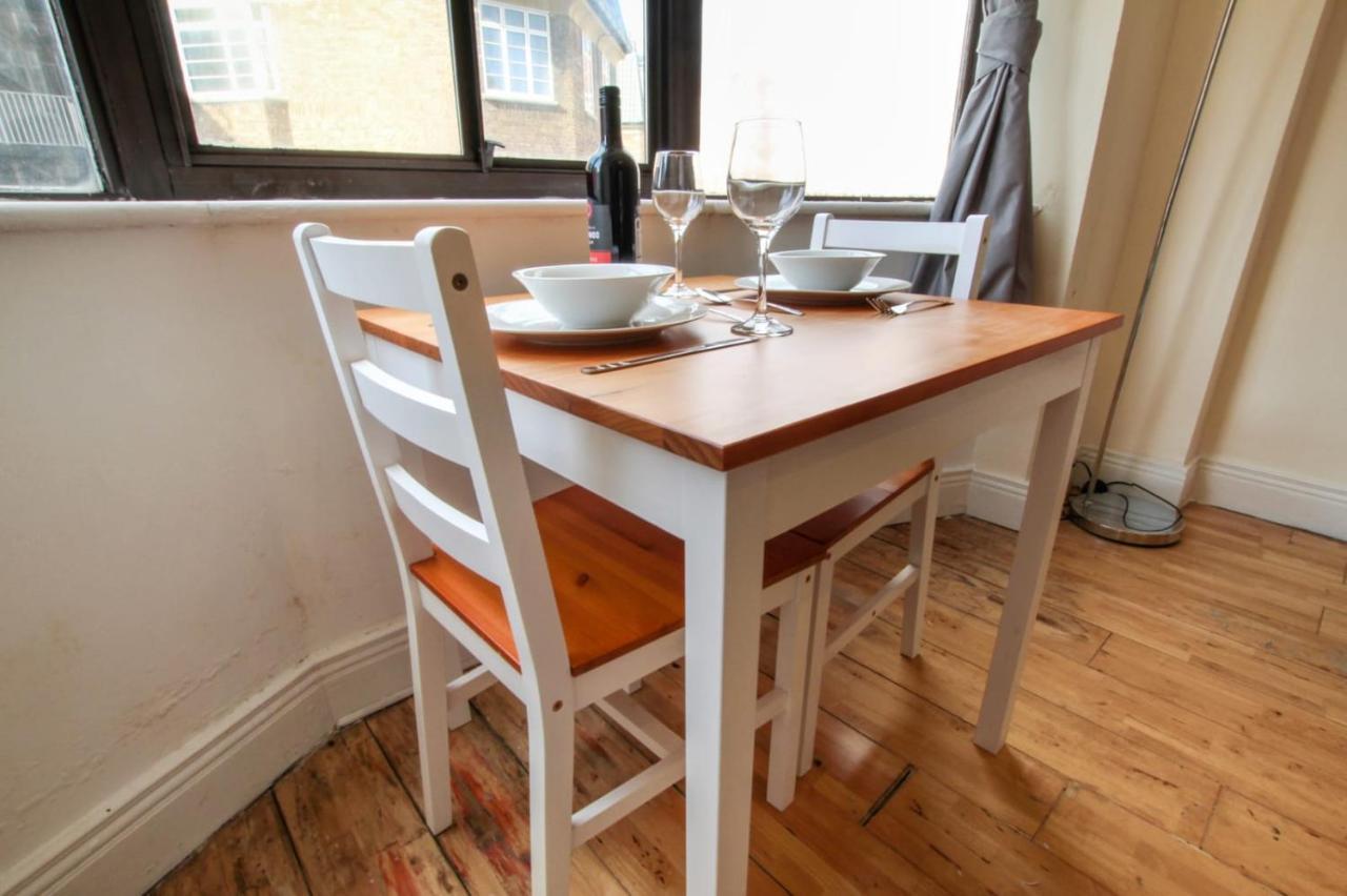 Rare Gem Close To Transport Links Apartment