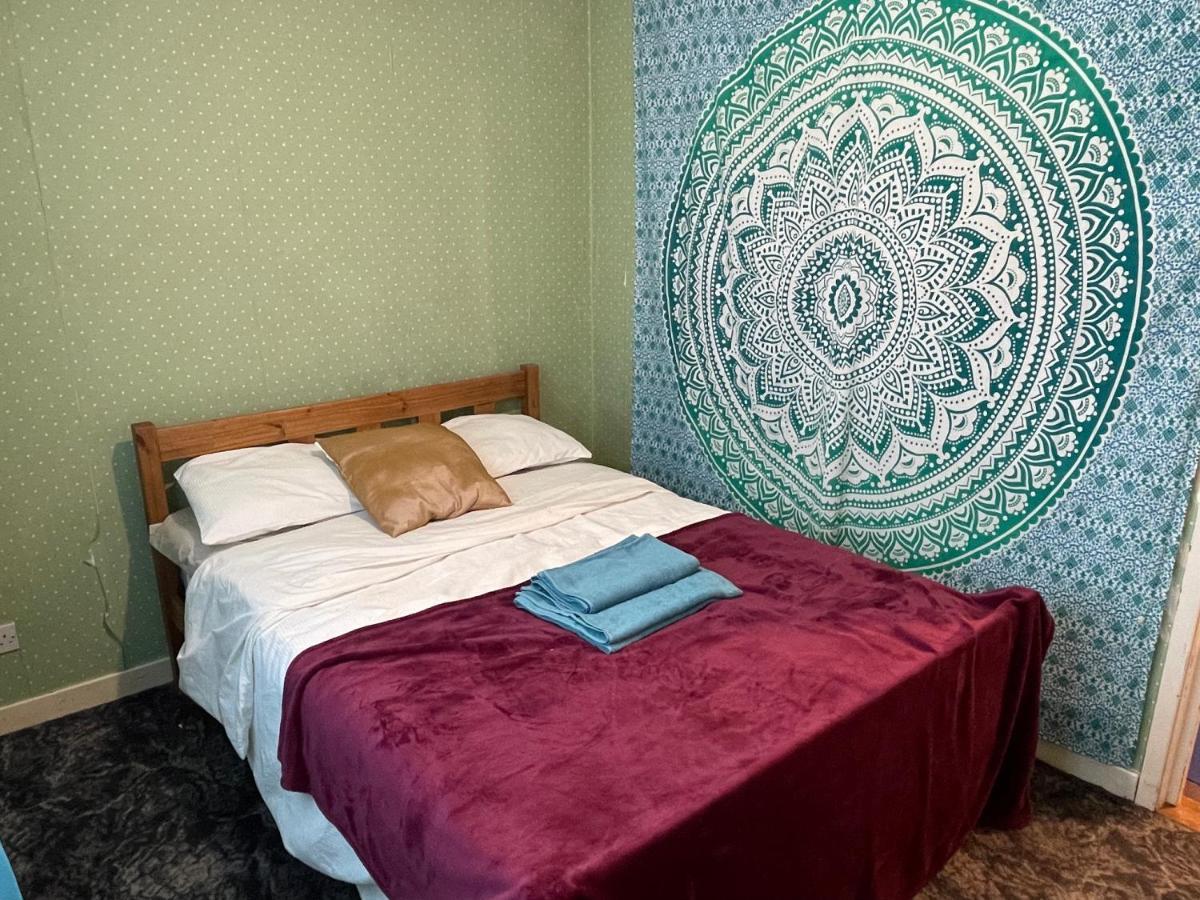 Home Away From Home, Entire 1-4 Bed Property Appartement *
