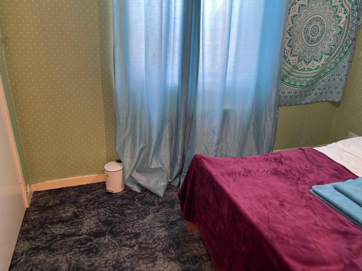 Home Away From Home, Entire 1-4 Bed Property Appartement Londen