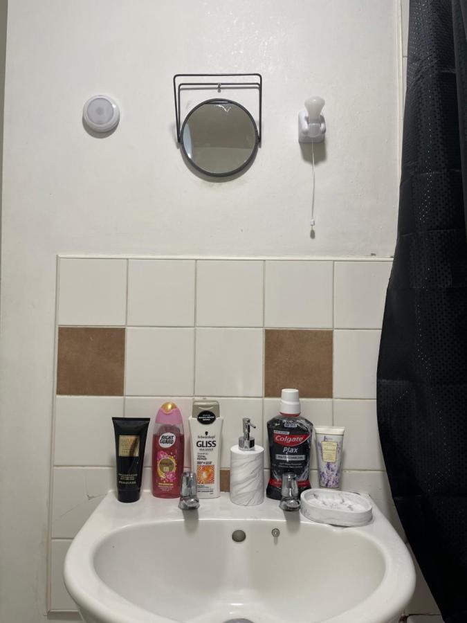 Home Away From Home, Entire 1-4 Bed Property Appartement *