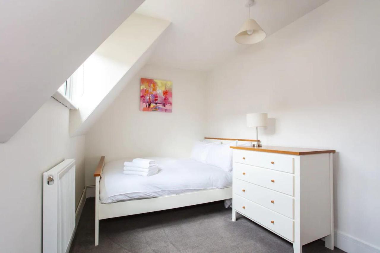 Charming 3 Bedroom With Garden In Peaceful Surrey Quays Holiday home