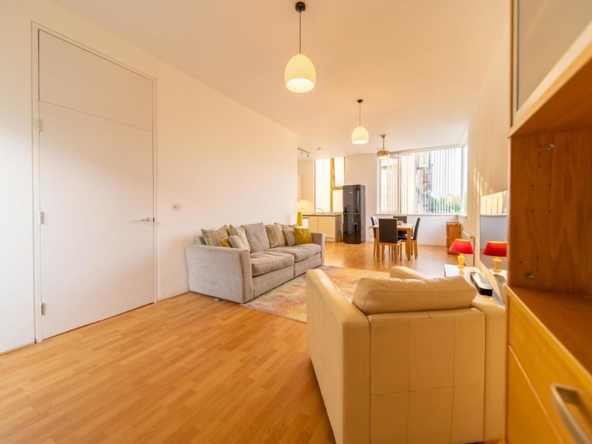 Pass The Keys - Spacious Flat, Royal Docks, *