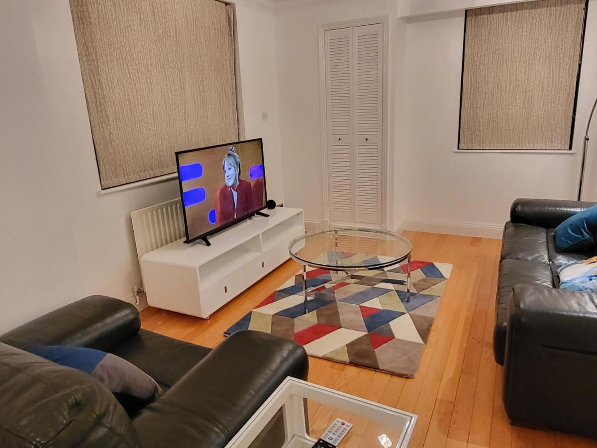 Garland Stylish 2 Bedroom A Minute Walk From Station Lägenhet London
