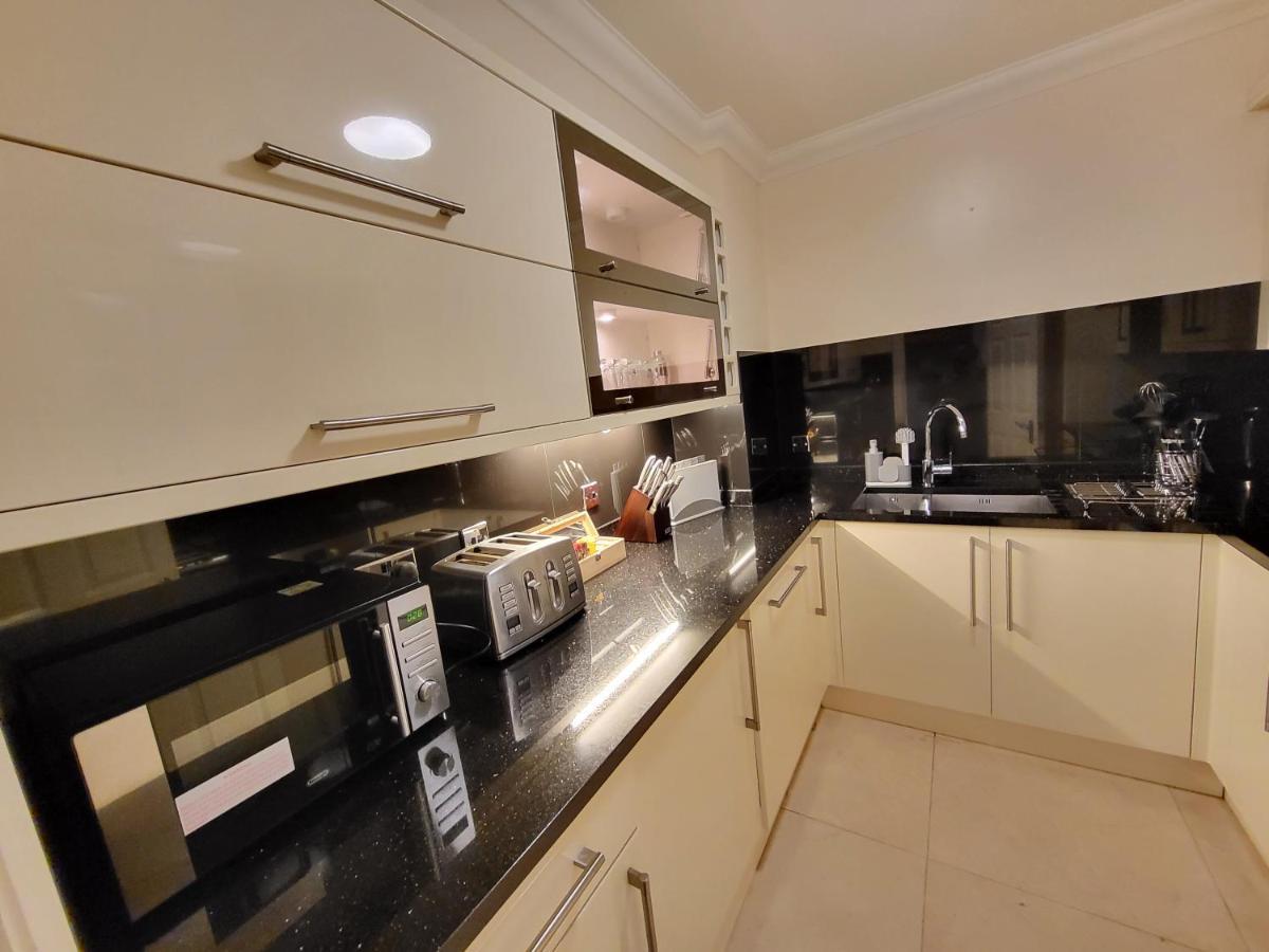 Garland Stylish 2 Bedroom A Minute Walk From Station Lägenhet London