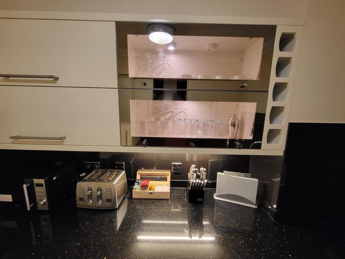 Garland Stylish 2 Bedroom A Minute Walk From Station Lägenhet
