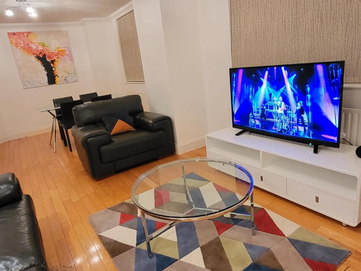 Garland Stylish 2 Bedroom A Minute Walk From Station