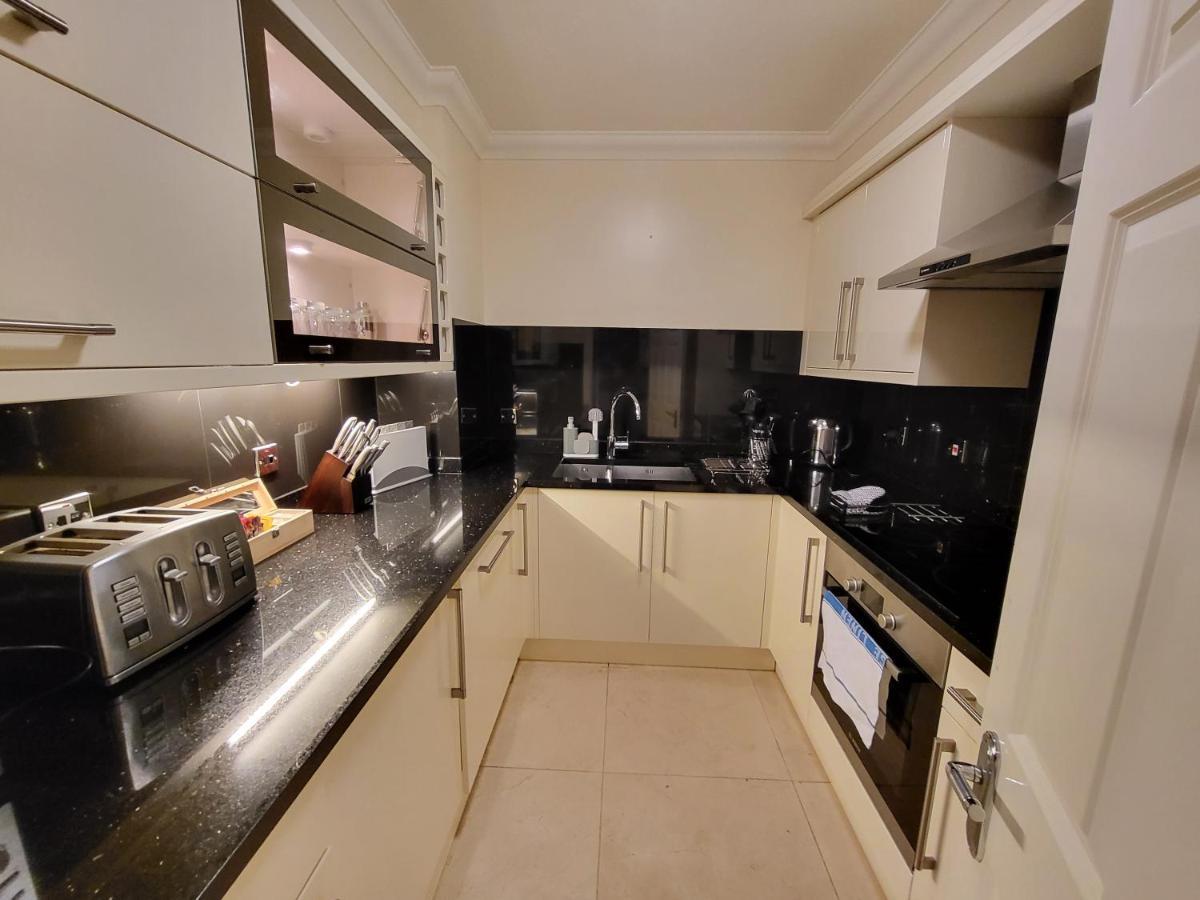 Garland Stylish 2 Bedroom A Minute Walk From Station Lägenhet London