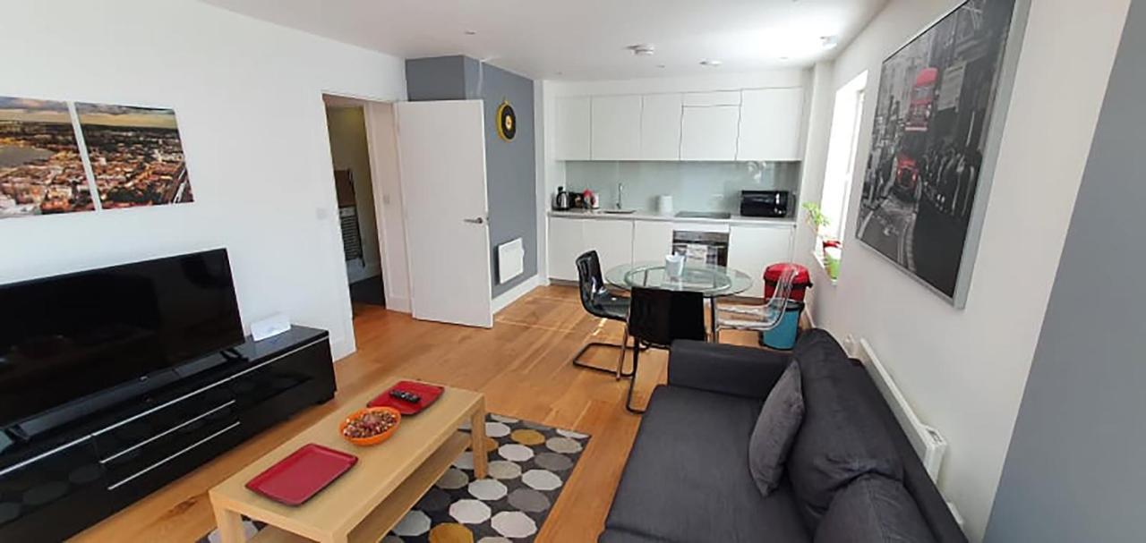 Lägenhet Bright & Spacious Double Bedroom With Ensuite And Concierge! Paid Parking Available