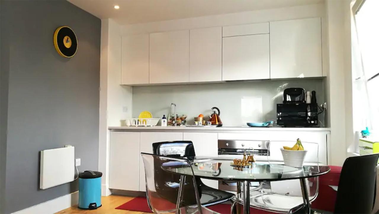 Bright & Spacious Double Bedroom With Ensuite And Concierge! Paid Parking Available Lägenhet *