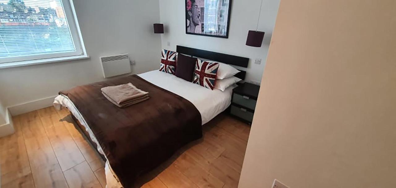 Bright & Spacious Double Bedroom With Ensuite And Concierge! Paid Parking Available Lägenhet *