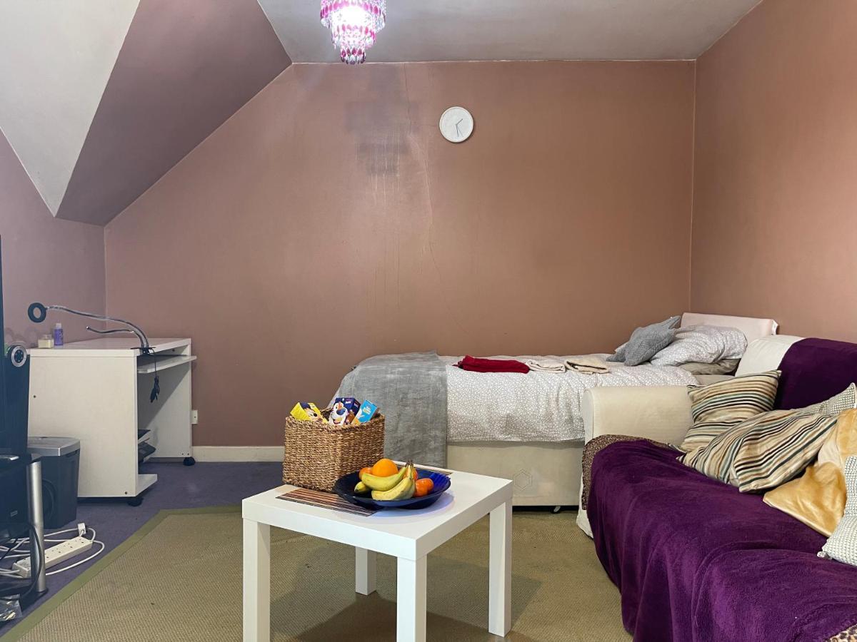 Home Away From Home, Entire 1-4 Bed Property Appartement Londen