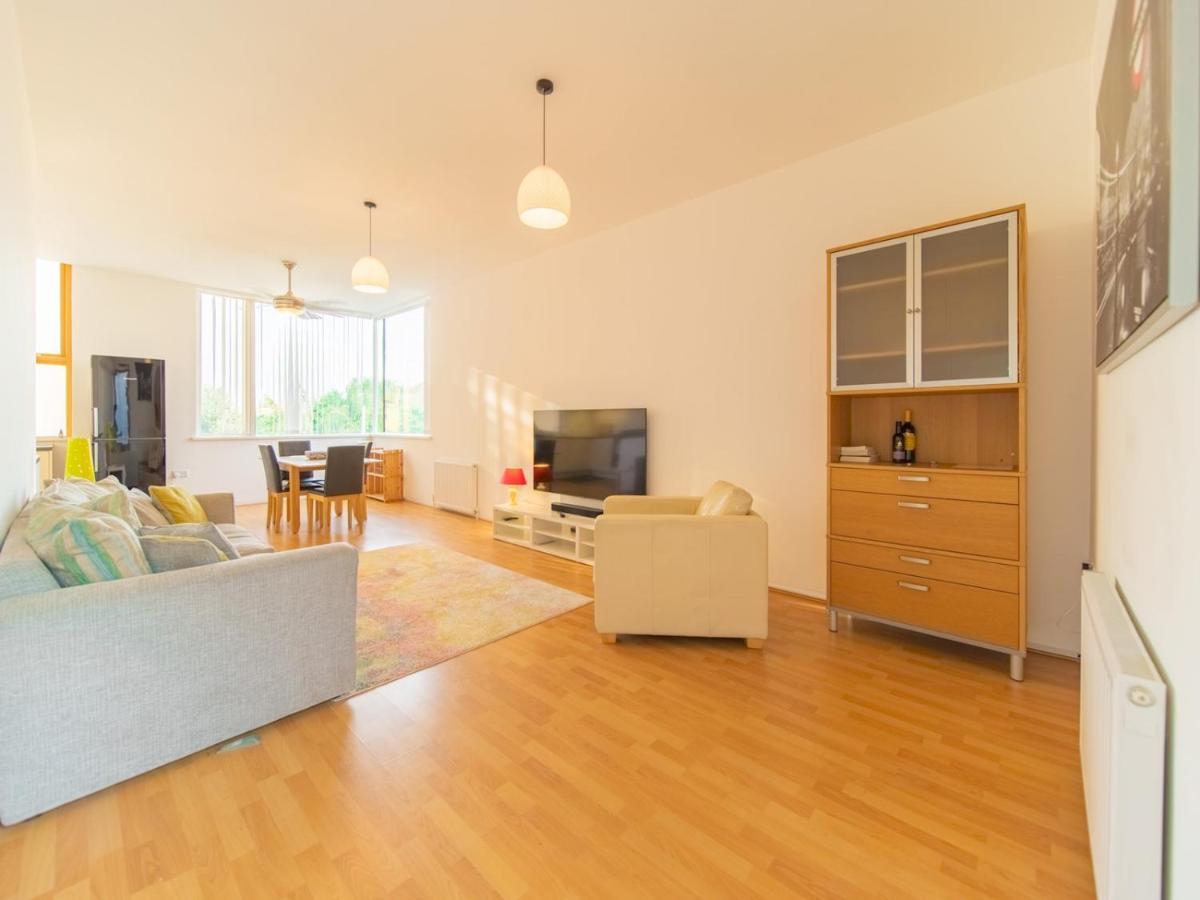 Pass The Keys - Spacious Flat, Royal Docks, *