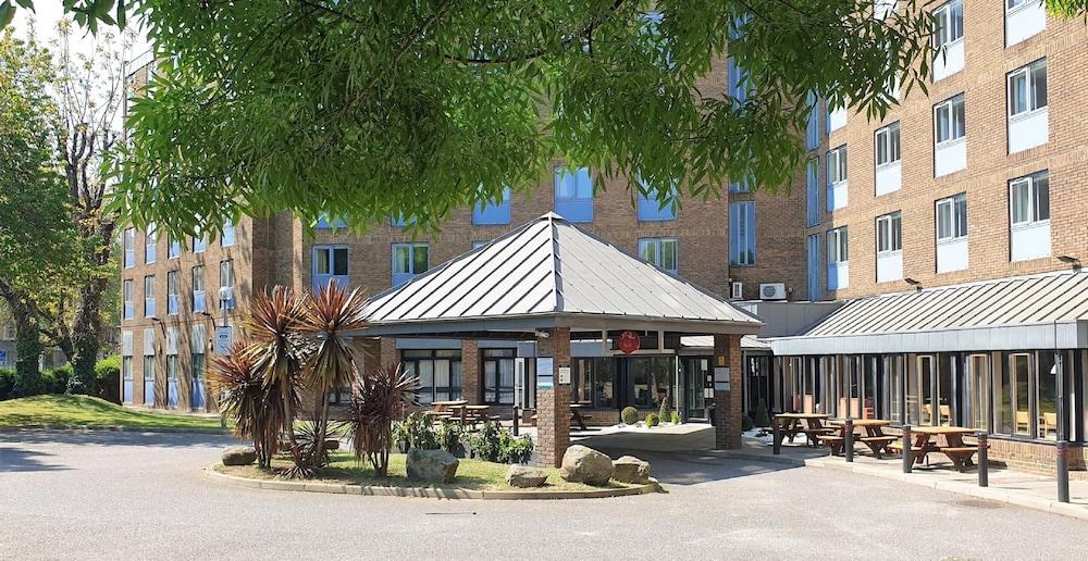 Waterloo Hub And Hotel 3*