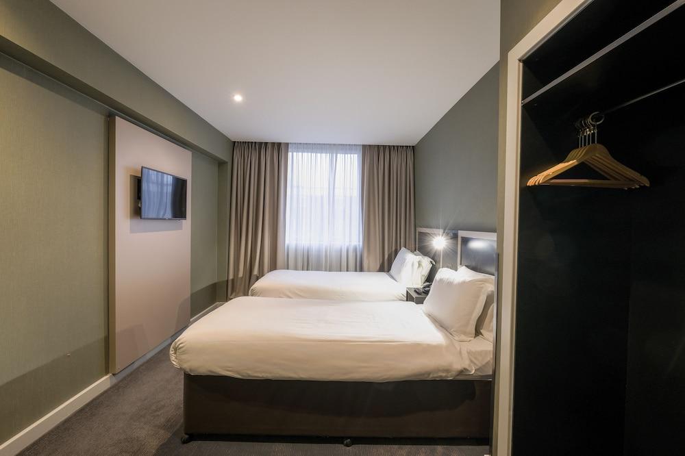 Sleeper At Royal National Hotell 4*