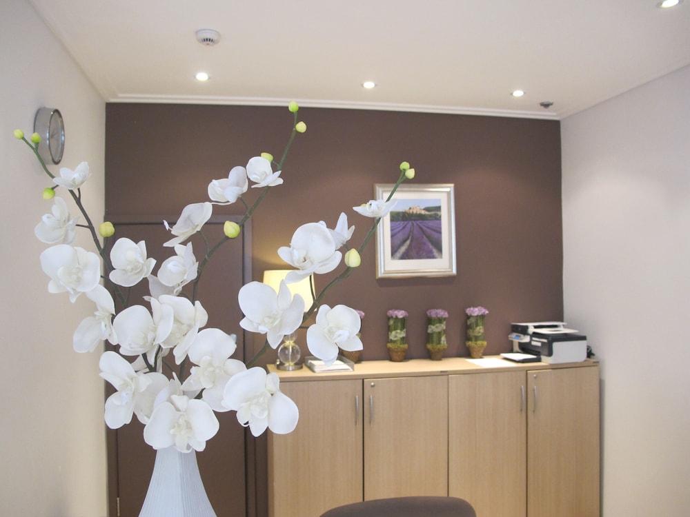 Alhambra Hotel 2*