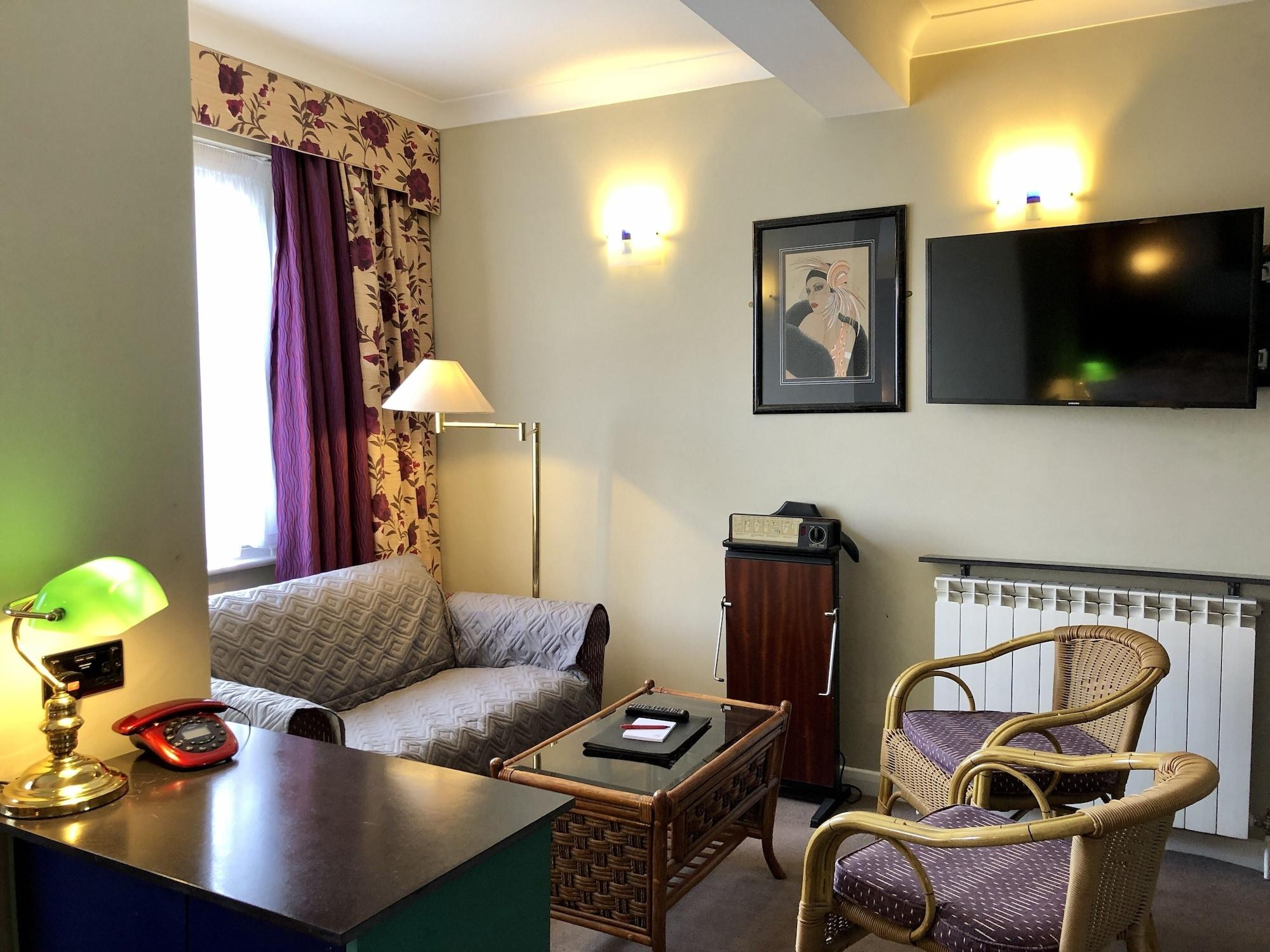 Mitre House 3*