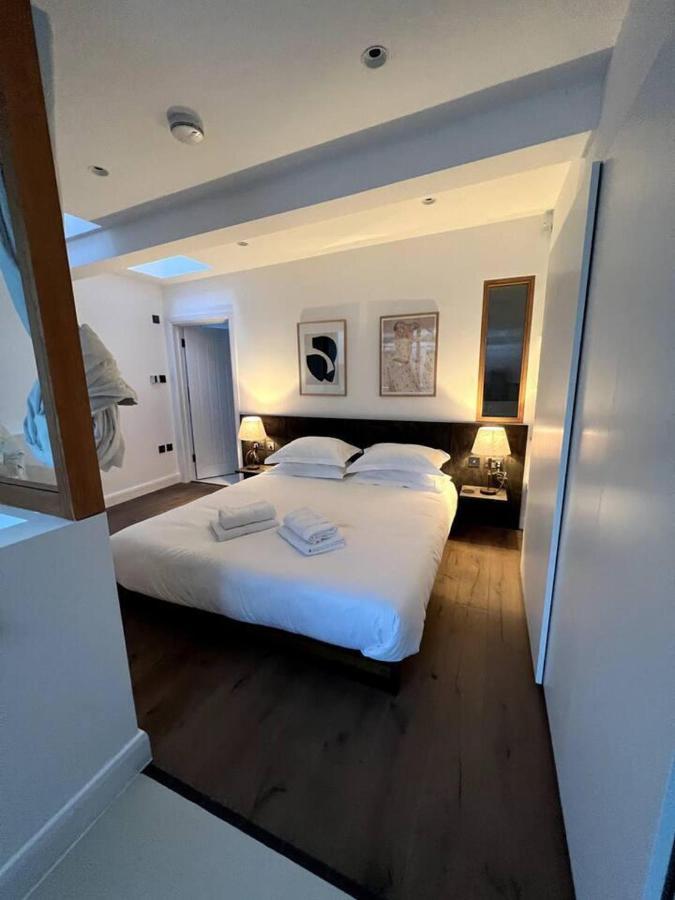 Design Led 1 Bed In Cosmopolitan Queens Park London
