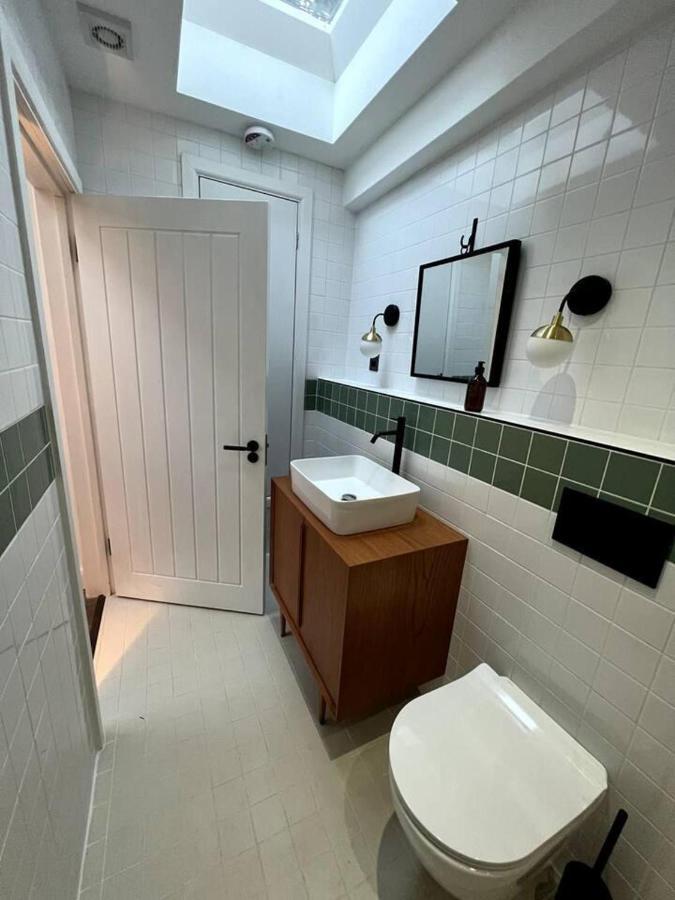Design Led 1 Bed In Cosmopolitan Queens Park