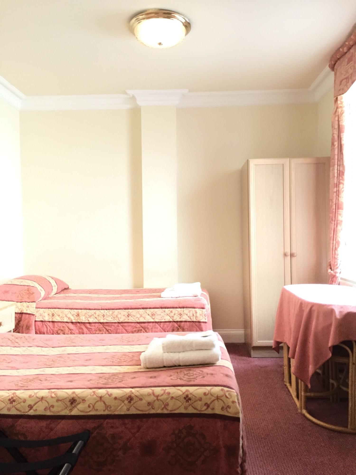 The Brompton Hotell 2*