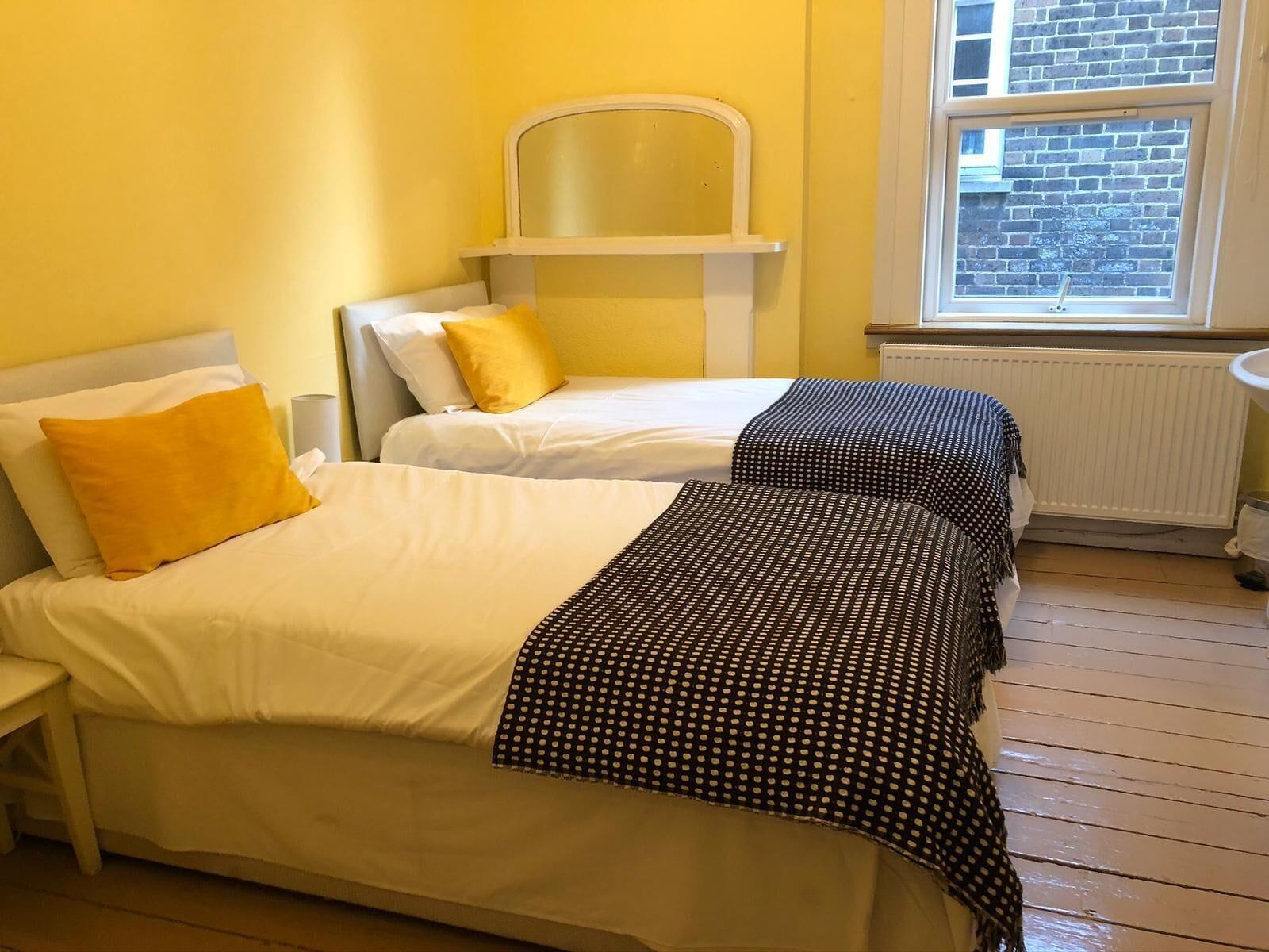 Guest house Caspian London