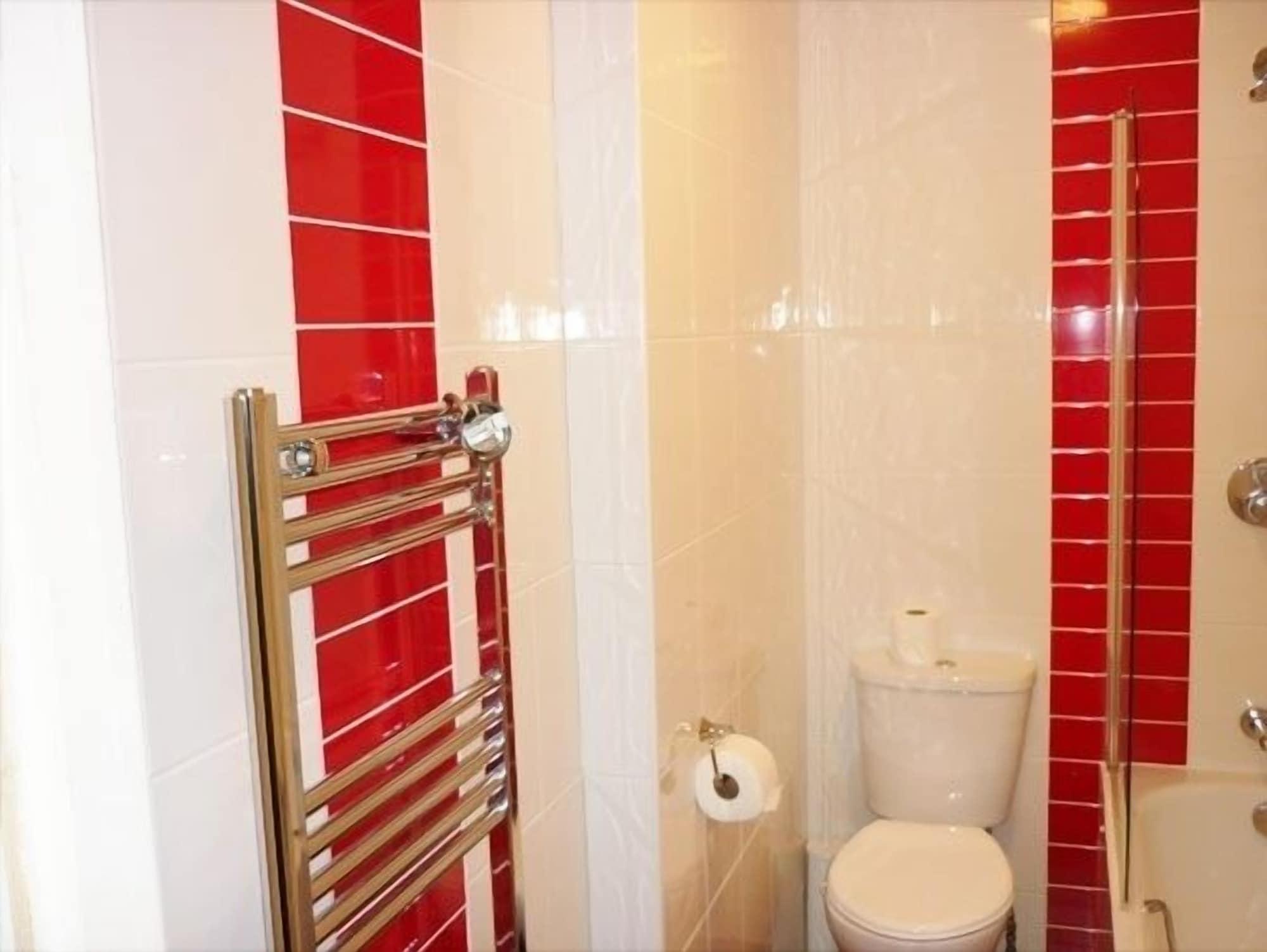Acton Town Hotel 2*