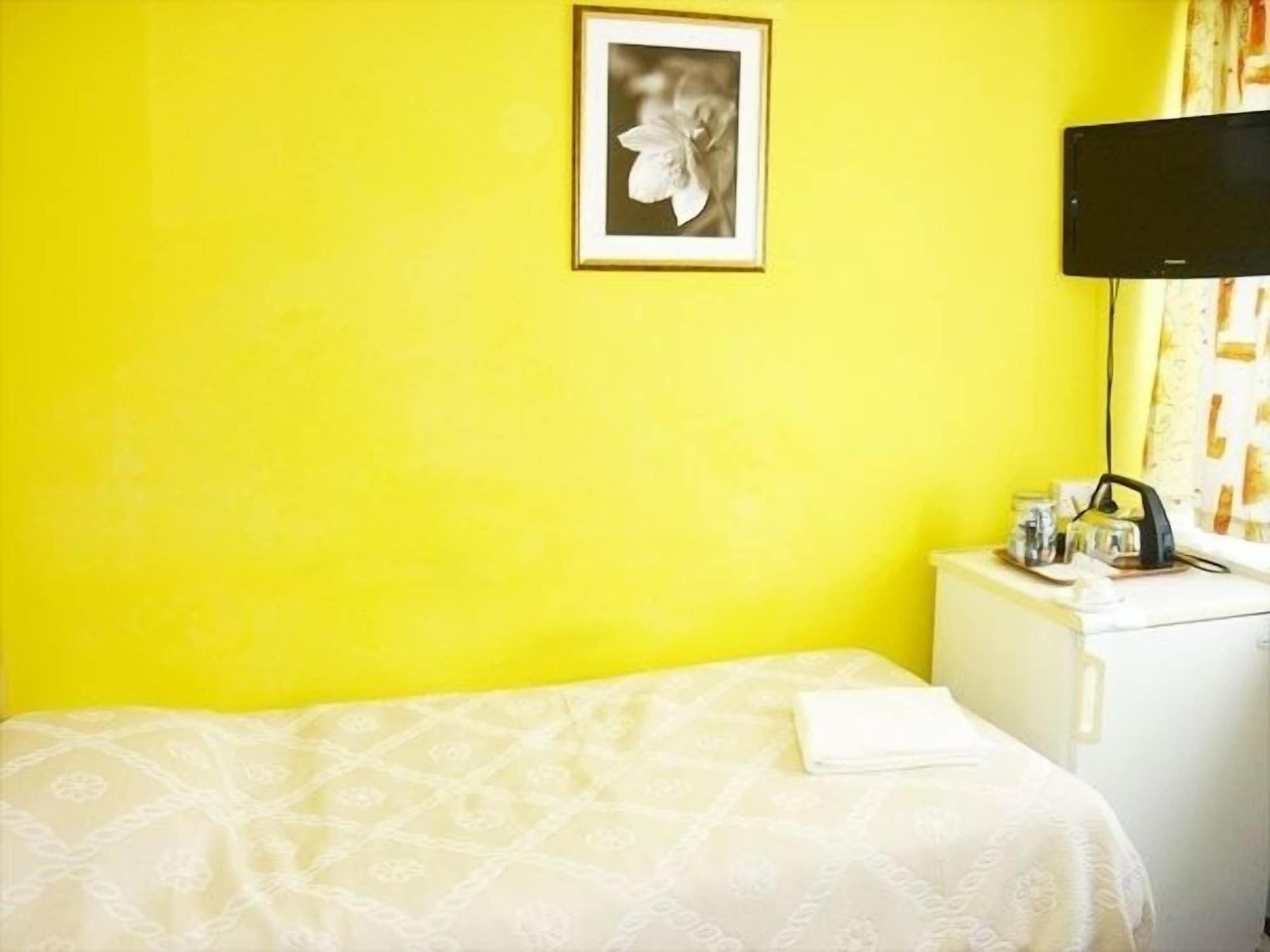 Hotel Acton Town