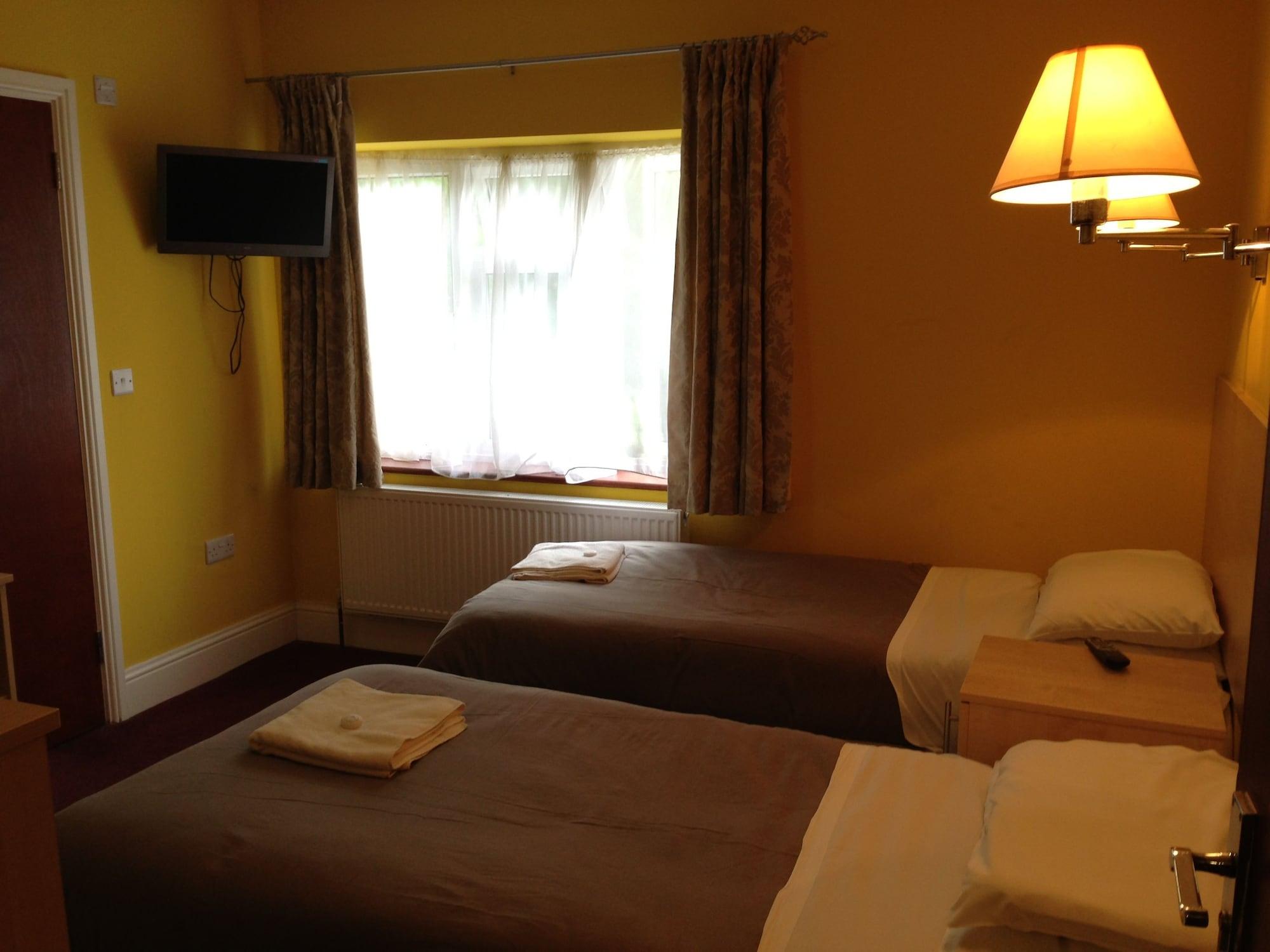 Hotel Acton Town 2*