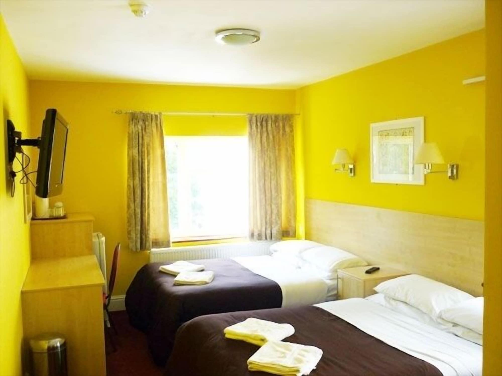 Acton Town Hotel 2*