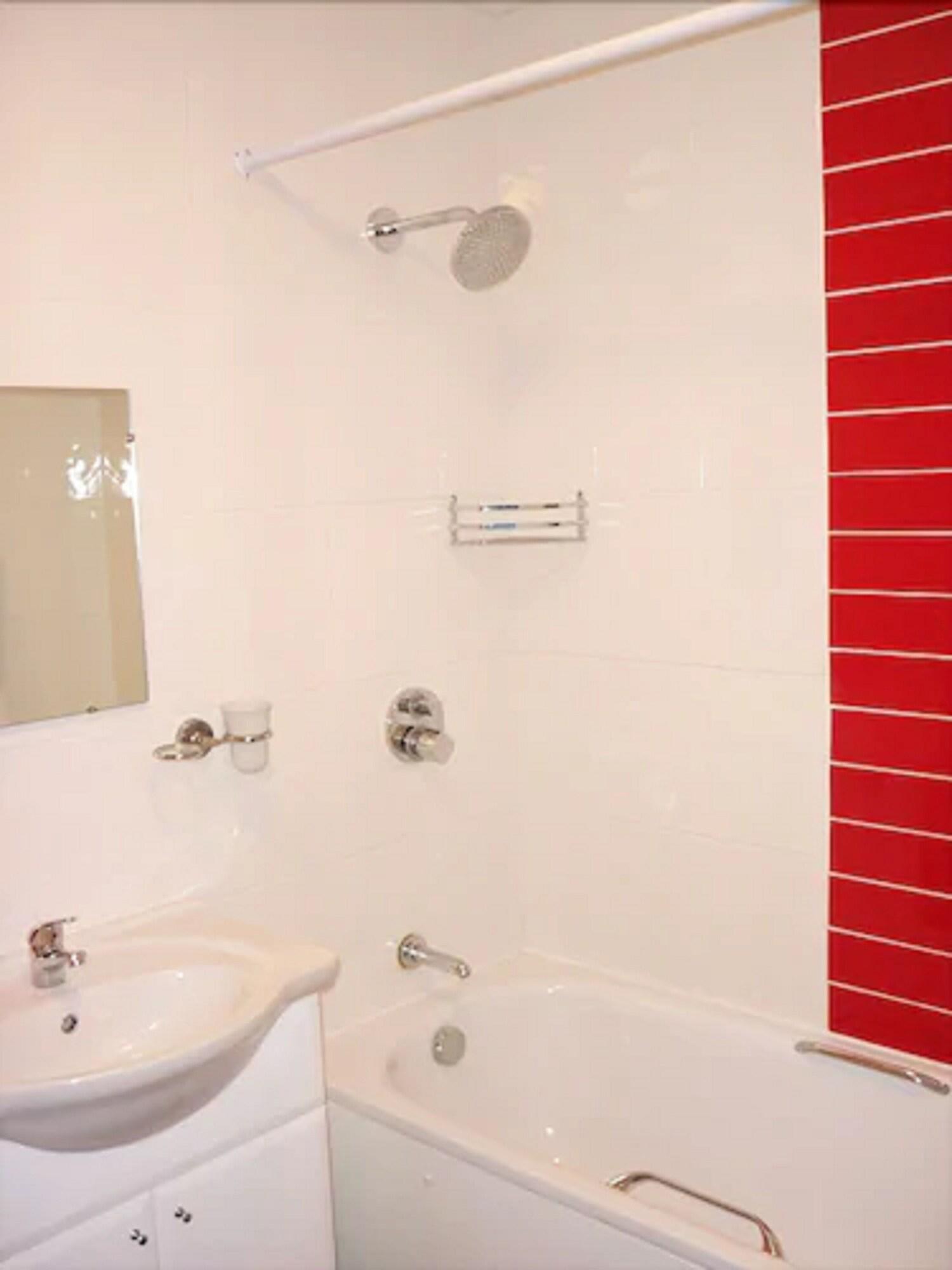 Acton Town Hotel 2*