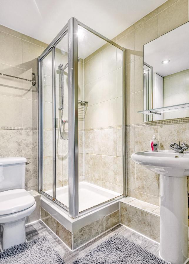 Riverside 2-bedroom Apartment London