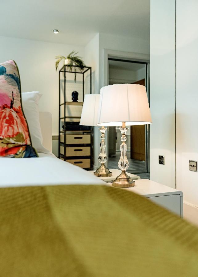 Apartment Riverside 2-bedroom London