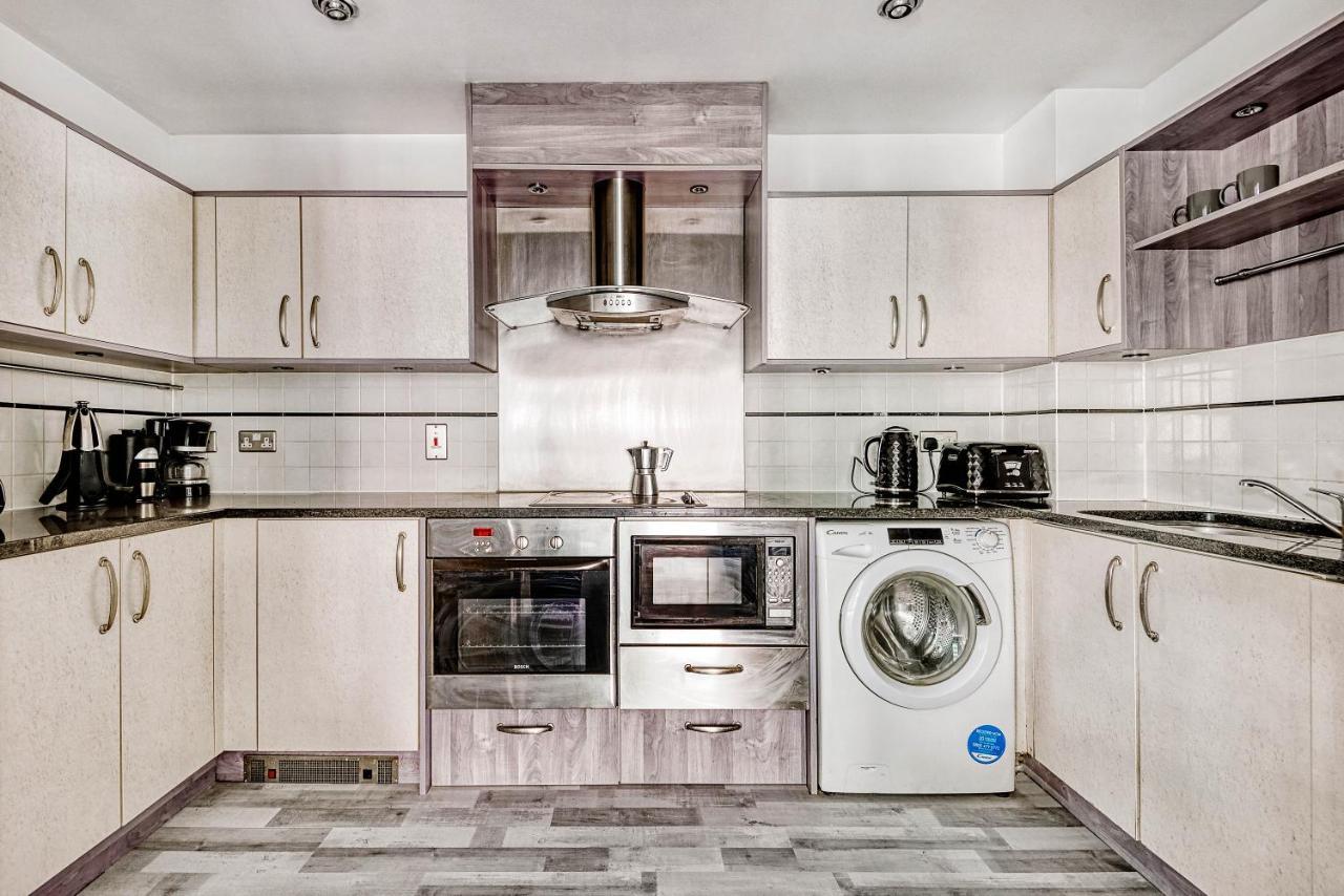 Riverside 2-bedroom Apartment *