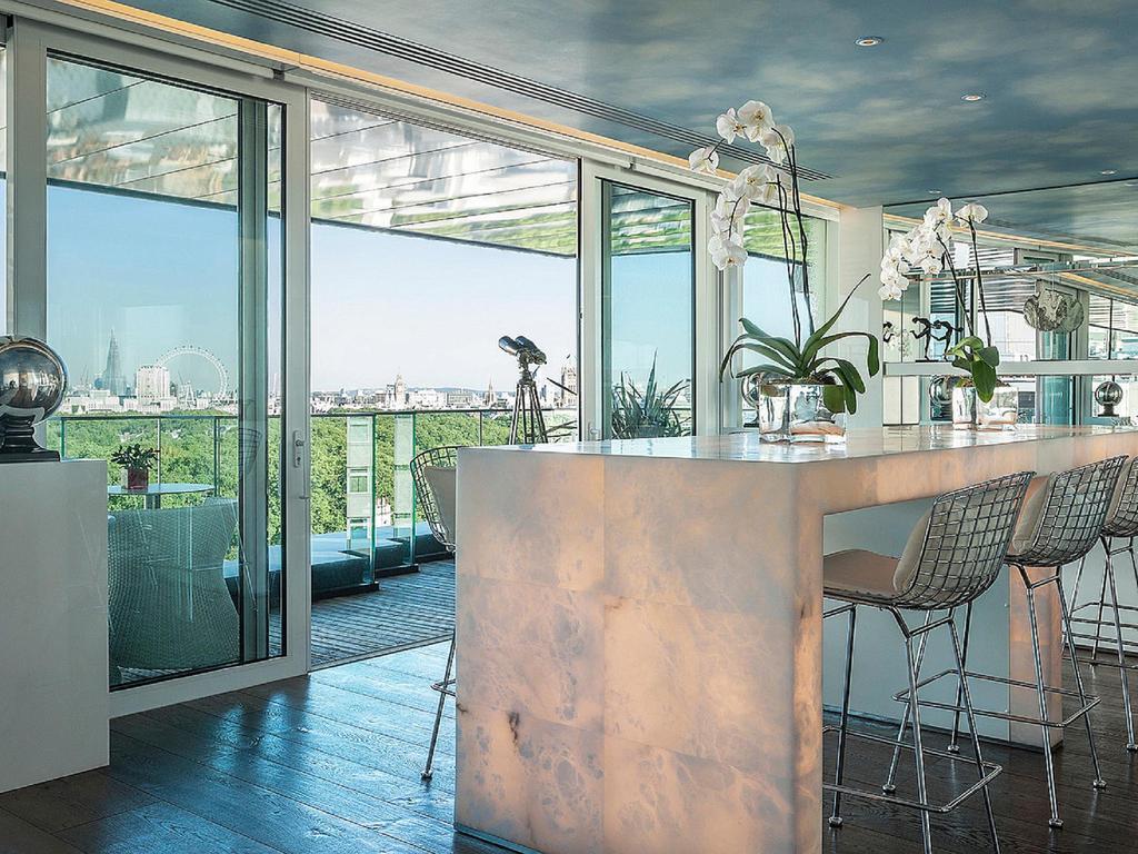 Four Seasons At Park Lane Hotel 5*