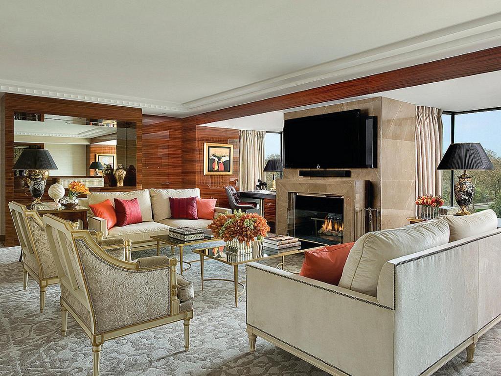 Four Seasons At Park Lane Hotel